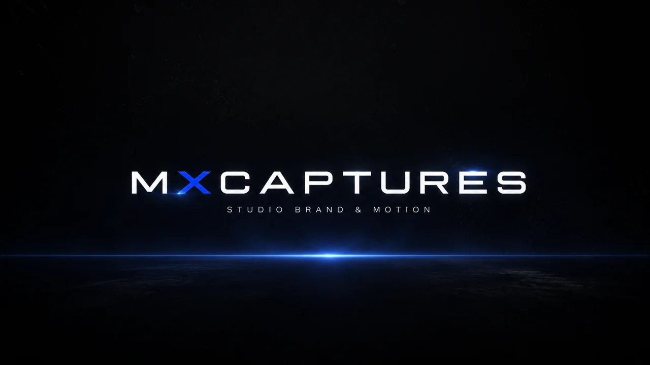 « MxCaptures » : Mx pour le mouvement et l'image, Captures pour ce qu'on fige. Un nom qui dit le métier sans avoir à l'épeler, et la signature cinéma qui en découle.